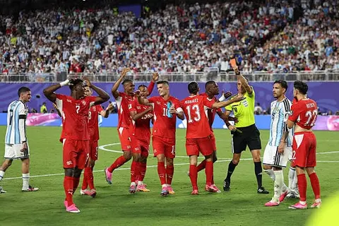 قاعدة جديدة.. لماذا طُرد لاعب سويسرا أمام الأرجنتين؟ (قانون اللعبة)